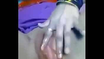 Mai APNI chut Mai finger Dal Kar chod rahi hu koi land do mujhe