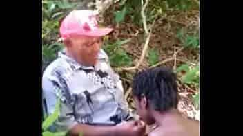 La es Joven en la selva con su abuelo