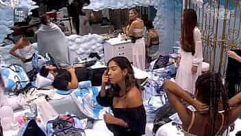 BBB20 Maria pagando peitinho