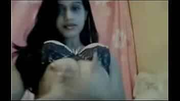 Indian desi girl showing her boobs on cam. Pados wali ladki pe nazar rakho. Must watch.