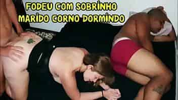 Sexo em familia com a tia dando ate o cu pro sobrinho na me cama que o marido está