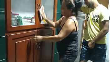 Interrumpo a mi suegra en la cocina y la pongo a chupar mi polla