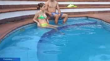 mientras unos follan en la barra de la cabaña nosotros fornicamos en la piscina