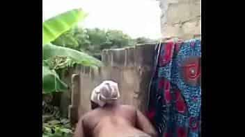 femme africaine se lave devant sa cam