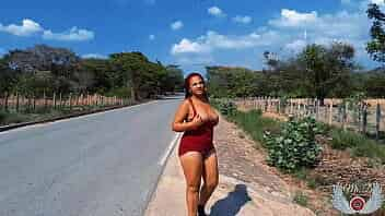 Sexo y exhibicionismo al aire libre. Madura colombiana se exhibe por la carretera y tiene sexo en publico en las calles de Colombia. Penelope Olsen