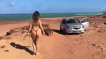 esposa  biquini fio denta socado caminhando na praia