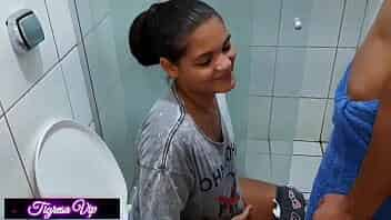 Ester fode com novinho no banheiro r libera o cusinho